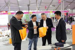 突破傳統！正威機械無腰線紙袋機驚艷龍港印展，引領綠色智造新范式
